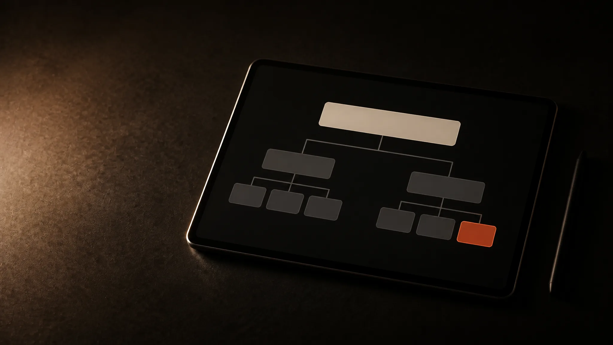 Tablet sobre un escritorio oscuro con un diagrama en árbol: un bloque arriba, dos al medio y varios abajo; uno de los bloques de abajo es terracota